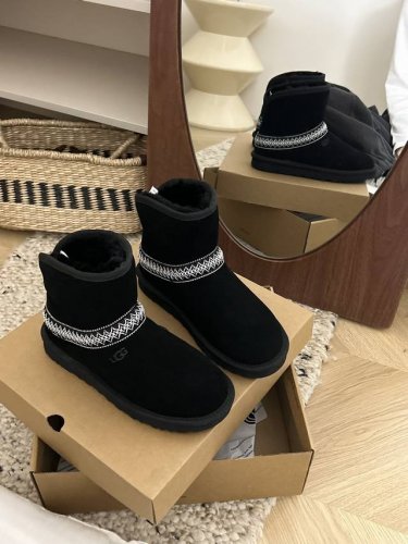 正码 UGG 新月款54 鞋面设计：鞋面采用优质牛皮。 鞋内里材质：采用羊皮毛一体，质感细腻，舒适亲肤。 舒适轻盈，自在出街，舒适的Treadlite by u