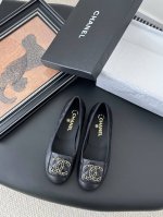 chanel 25K新款山茶花系列单鞋 简约而不简单的款，上脚特别显脚细。 鞋面牛皮，内里垫脚羊皮，真皮大底。 Size:35-39 其它码数定做