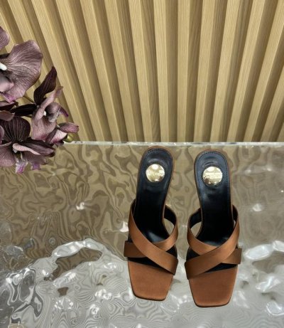 saint Laurent 圣罗兰25春季早春鞋履经典Opyum系列全新金属装饰Logo设计垫脚 Ysl字母鞋跟 温婉优雅 为您的穿搭增添独特的魅力 无论是约会