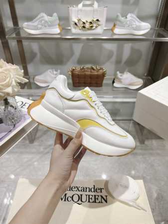 工厂价 Alexander Mcqueen 亚历山大麦昆 2024春夏男sprint运动情侣款 鞋侧面饰有时尚个性字母seal Logo标志 全皮压花工艺 内里 - 点击图像关闭