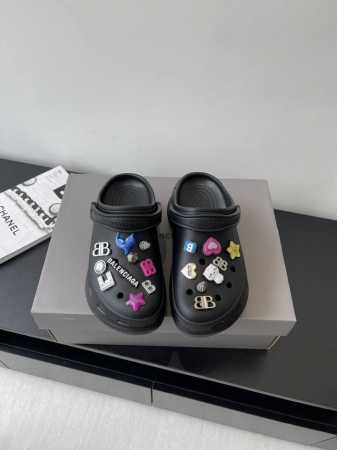 女款扣 男款10 巴黎世家Balenciaga 春夏最新情侣款洞洞鞋 25春季新款黑马单品 海内外时尚博主纷纷上脚大秀 火遍海内外社交平台 时尚达人必入款 各种 - 点击图像关闭