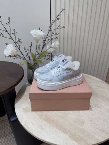 24Ss新款Miumiu厚底羊毛里休闲鞋做旧小白鞋 M家最新爆款，前卫大胆的设计，融于此款漂白皮革运动鞋的简约线条，别致徽标饰于鞋舌与背面，点缀复古设计！ 鞋面