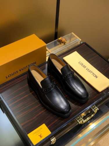 商品名称：Louis Vuitton 路易 威登 正规码数: 38-44 皮鞋 商品材料：精选 牛皮鞋面，舒适牛皮内里；原厂大底。