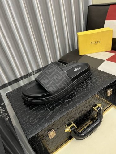 出厂价pp： Fendi芬迪拖鞋凉鞋出货这个夏天怎么能少了小怪兽的加持原版进口特质五金装饰图案原版私模大底！细节决定成败，好的品质不怕放大细节！脚感超级舒适！这