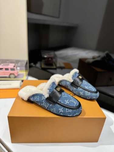 顶级版本 路易威登lv louis vuott on fw24 new arrival～秋冬最新款毛毛拖鞋～ 这双毛拖也是好好看！皮质的就是非常高级呀！！搭配