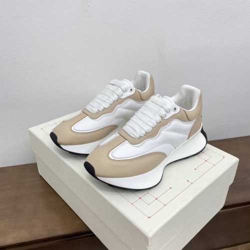 情侣款ALEXANDER MCQUEEN 亚历山大.麦昆情侣款，2024新款Sprint运动跑步老爹鞋 采用了白色进口环保皮革拼接和印花凹凸字体工艺的鞋面与轮廓