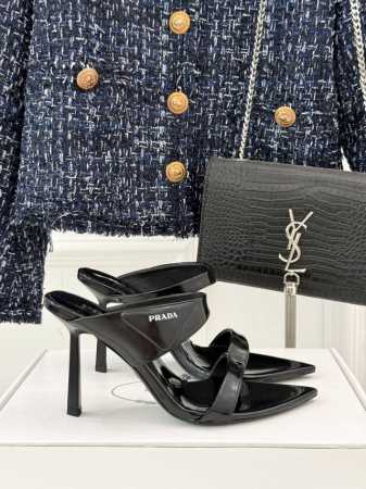 厂价 Prada 普拉达25Wf春夏新品 三角扣尖头高跟凉鞋 经典三角标 可盐可甜巨百搭 三角标Yb开模定制 质感超赞 面料采用原版定制皮料 内里垫脚均为羊皮 - 点击图像关闭