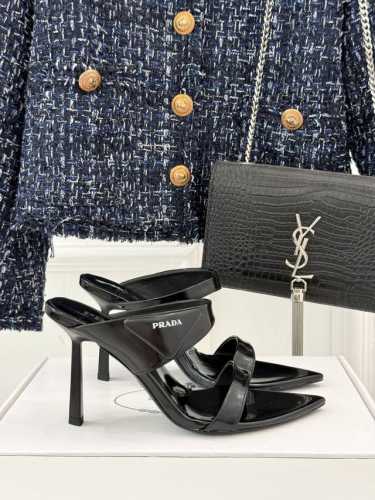 厂价 Prada 普拉达25Wf春夏新品 三角扣尖头高跟凉鞋 经典三角标 可盐可甜巨百搭 三角标Yb开模定制 质感超赞 面料采用原版定制皮料 内里垫脚均为羊皮