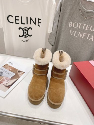 高版本出厂 Roger Vivier RV今年最美的雪地靴！秒杀市场版本，太懂女人心思了，侧钻扣的细节十分精致，水晶方扣饰扣羊毛边漆皮裸靴， 第一眼就爱上 亮亮