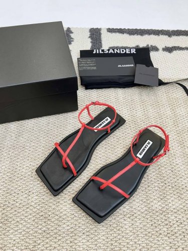 高品质出厂 小众潮牌网红款 Jil Sander 吉尔 桑达早春爆款凉鞋系列！ 这款真的绝了 时髦到飞起 想不到有任何理由可以去拒绝这款凉鞋 随便凹个造型都满分