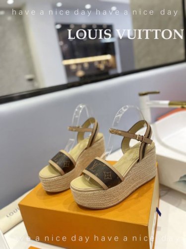 出厂 Loui*Vuitton 最新走秀款厚底凉鞋 香港原版购入一比一开模 今年的款式比去年增加了新原素 显得更为大牌 皮面款采用原版树膏皮牛皮 内里垫脚全羊皮