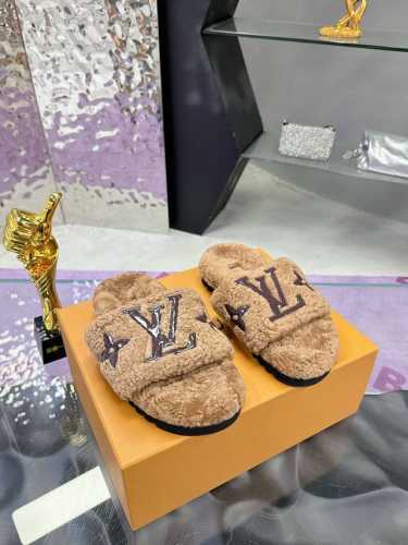 工厂直批： 飞机盒5 Louis vuitton 2024新款羊毛拖鞋细柔软羊毛 頂级品质纯皮毛一体直毛打造！超温暖的感觉，穿上仿佛踩在云朵上LV经典老花装饰，