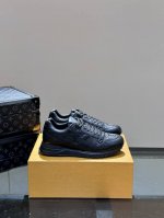 OUIS *UITTO RUN AWAY 运动鞋，本款 Run Away 运动鞋选用头层牛皮打造，楔形橡胶外底延续跑鞋设计，缀 Monogram 花卉，L v字