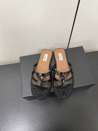 Alaia 25Ss 网面平底夹趾拖鞋 超级别致的设计有种独特优雅气息的感觉 网面夹脚的款式隐藏起来 独特风格配上不同款式 不同风格都能轻松驾驭，无论牛仔裤，西