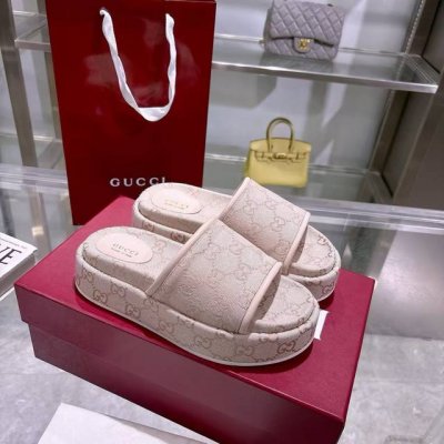 爆款2025女士新款 Gg 厚底凉拖鞋 标志性的古驰标志和精致图案以当代方式重新诠释，用于最新的古驰系列。这款楔形凉拖鞋采用Gg帆布制成，以标志性的轮廓为特点。