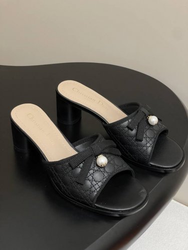 25Ss春夏新款Dior 迪奥Ballet带跟凉拖 圆柱跟电绣藤格纹高跟拖鞋蝴蝶结Cd珍珠扣两拖鞋 这款 Dior Ballet带跟凉拖是二零二五秋季系列新品