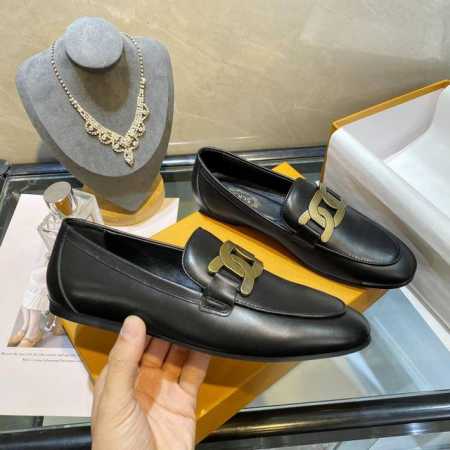 出厂价Pp：230 Tod's土豆丝时尚乐福单鞋 ，经典白搭款，面料：头层牛皮 内里：羊皮里 垫脚：羊皮里 大底：橡胶 颜色：黑色，米白，棕色 码数：35-40 - 点击图像关闭