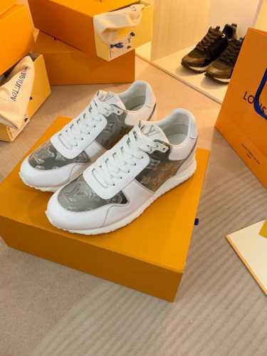出厂价pp No:09588 Louis Vuitton 路易威登 全新Run Away运动跑鞋5D反光系列 此款路易威登吸取经典跑鞋的设计精髓 创造标志性Ru