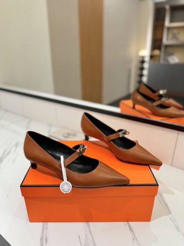 出厂价： 爱马仕Hermes，真皮大底 顶级版本！原版开发 鞋面：柔羊皮 内里垫脚 混种羊皮跟高 ：4cm大底：意大利真皮大底 码数：34-43注 34 41