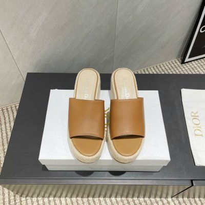 出厂: 独家顶级版本 Dior 迪奥 25Ss 夏季高版本新款凉鞋. 圆头厚底凉拖 简约超级百搭. 上脚完美奢华可任意搭配春夏服饰. 脚感更是舒适！材质原版完美