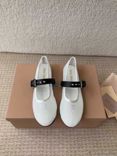 miumiu 缪缪25夏季新品玛丽珍芭蕾舞跳舞鞋平底简易单鞋奶奶鞋！ 满满的少女心，款式设计可爱优雅不乏美艳色彩，简简单单又藏着小心机，优雅大方低调显气质，可咸