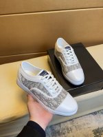 奥迪 原单品质.～ 独特现代风运动鞋。休闲鞋潮男必备款 意大利进口原版品牌，进口原版皮，羊里 拒绝脱色磨脚 鞋底：原厂特供原版底，法国懒人风格设计 贴脚 在贴原