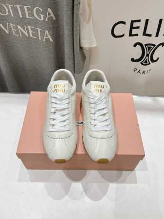 顶级出厂 MiuMiu 缪缪2025ss早春新品轻便球鞋德训鞋休闲鞋，缪缪大秀上爆出的这双球鞋 后全球各大代购官网火爆上市. 简单很随意不羁又能体现单宁美感，整 - 点击图像关闭