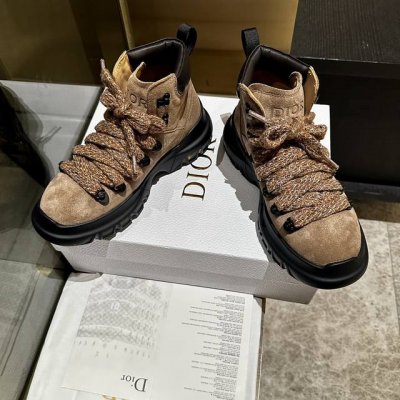 工厂价格 、Dior 2024系列新品这款 C ' est Dior 运动鞋彰显醒目而时尚的风范。精心制作，细节也增添一丝优雅气质。轻盈的双色 Dior 鞋底舒