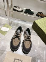 女款 P340 男款 P350 Gucci官网春季男女同款系带鞋 Gucci 的愿景继续凸显品牌传统的珍贵本质。这双男士系带鞋采用 Guccio Gucci 字
