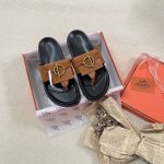 橙子出厂价p hermes 爱马仕春夏新款 太阳扣夹脚拖鞋 人字拖 休闲凉拖 码数 35-42