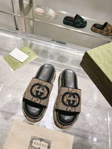 P250新系列古奇Gucci高版本最新限量厚底拖鞋 。顶级品质发售 购入正品开发 . 材质.工艺与原版一致 鞋面：原版Gg工艺 内里：混种羊皮 大底：意大利私模