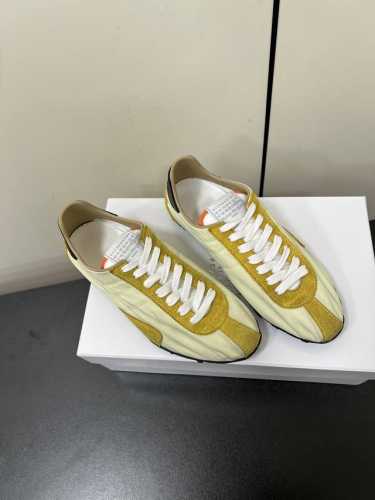 MaisonMargiela MM6德训休闲鞋鬼才设计师品牌，一个轻奢品牌上脚很百搭哦，也很随脚舒适，这一款德国训练鞋延续了经典的T形真皮拼接设计，经过设计团队