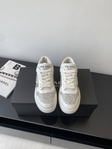 女 男 prada 普拉达 新款休闲运动鞋 板鞋 情侣款顶级原版1:1版本 可对比市场任意版本 全部定制材料 独家开模大底 细节全部对版出货 连包装也做到跟正品