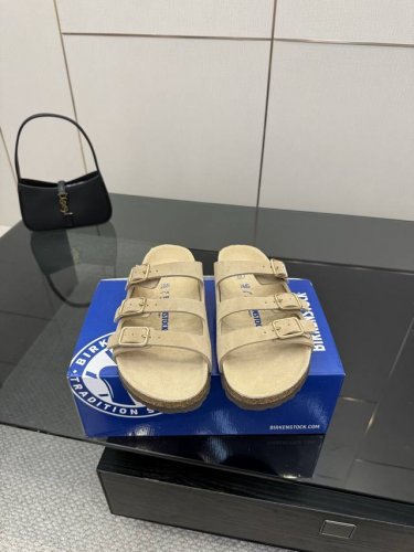 Birkenstock #勃肯 #勃肯拖鞋 经典款勃肯包头拖鞋 其构造鉴于人体工学设计 使脚床的构造完美的贴合脚的弧度 简单来说就是 上脚舒适 穿脱方便 潮而百