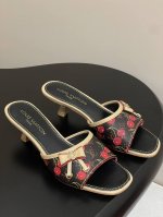 樱桃系列 25Ss新款Louis Vuitton Lv小猫跟蝴蝶结凉拖鞋小猫跟拖鞋 本款 Lv 猫跟凉拖取材Monogram 丹宁布 释放悠闲夏日气息 一字带造