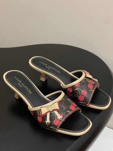 樱桃系列 25Ss新款Louis Vuitton Lv小猫跟蝴蝶结凉拖鞋小猫跟拖鞋 本款 Lv 猫跟凉拖取材Monogram 丹宁布 释放悠闲夏日气息 一字带造