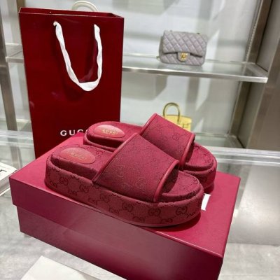 爆款2025女士新款 Gg 厚底凉拖鞋 标志性的古驰标志和精致图案以当代方式重新诠释，用于最新的古驰系列。这款楔形凉拖鞋采用Gg帆布制成，以标志性的轮廓为特点。