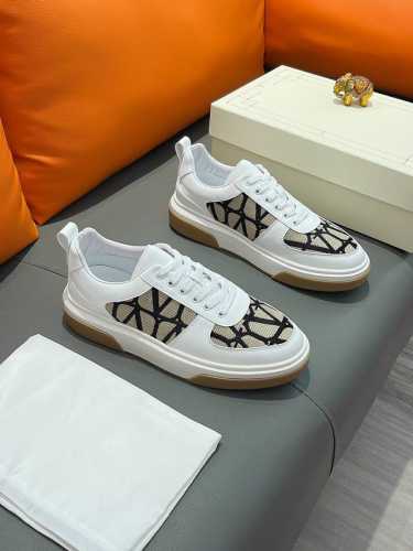 商品名称：Valentino 华伦天奴 正规码数: 38-44 休闲鞋 商品材料：精选 牛皮鞋面，进口羊皮内里；原厂大底。
