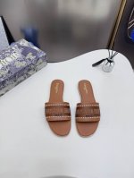 橙子出厂价p dior 迪奥春夏新款 珍珠刺绣平底拖鞋 休闲凉拖 一字拖 这款D-Lane凉拖彰显经典风格 黑色牛皮革鞋面 展示镂空藤格纹图案 饰以金色饰面金属