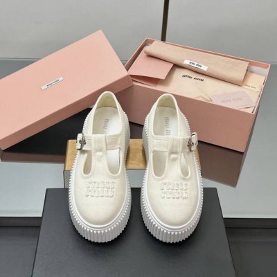 主推款 2025Ss Miumiu缪缪 厚底松糕帆布鞋 国内外博主刷爆的一款，小红书种草系列，百搭时髦上脚美炸了 简约的运动板鞋设计，极具辨识度的鞋舌，打造佛系