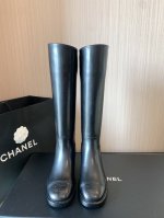 秋冬经典双c骑士长靴 莞大厂顶级高端品质 小香家经典设计元素～简洁大方～极简风～鞋筒斜口设计很妙～立体挺拔的鞋型非常大气～靴筒围度刚刚好～小腿会非常舒适～一脚蹬