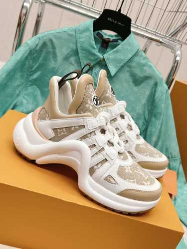 出厂 Louis Vuitton 路易威登休闲老爹鞋 弓形运动鞋 新配色 本款 Lv 运动鞋一展随性多元姿态，牛仔布衔接标志性弹力波浪形外底，搭配柔和低帮设计。