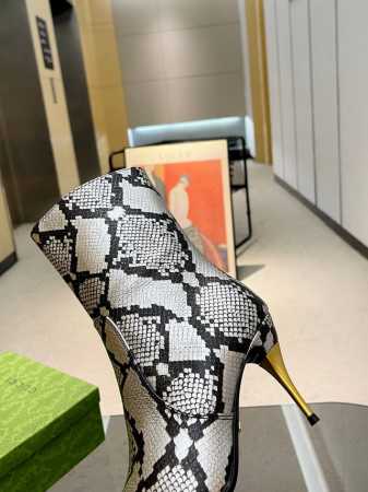 早秋GuCci新品8寸布面 皮面 修腿靴 原版定制，1:1复刻，顶级品质，做工精致完美 马靴以全新双G图案大写彰显自我态度，相互翻转环抱的圆环双G新样式运，呈现 - 点击图像关闭