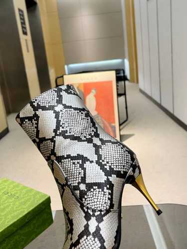 早秋GuCci新品8寸布面 皮面 修腿靴 原版定制，1:1复刻，顶级品质，做工精致完美 马靴以全新双G图案大写彰显自我态度，相互翻转环抱的圆环双G新样式运，呈现