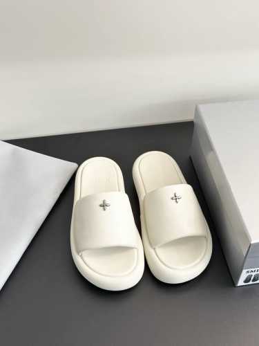 小众设计师品牌拖鞋 时髦精每年必关注的鞋履品牌，它家设计总能让你勇于突破和创新无论日常休闲还是机能感混搭能带来卓越舒适体验与时尚感的双重体验 鞋面材质：牛皮 鞋