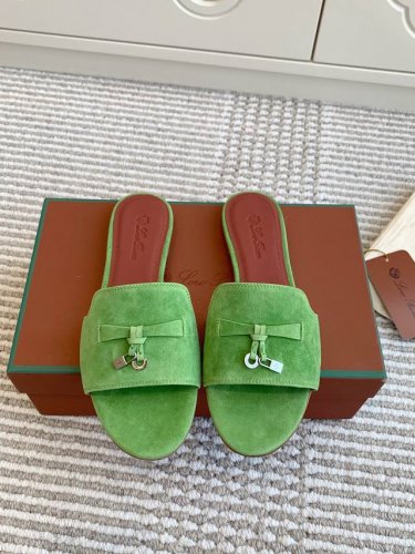 平底 粗跟 代购级 Loro piana Summer Charms Ser LP女士凉鞋拖鞋产品详情：这款绒面羊皮革凉鞋搭配饰有Loro Piana My C