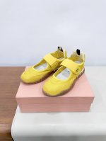 MiuMiu缪缪春夏秀款 饼干鞋 运动鞋专柜RMB8920购入开发 miumiu最新爆款 前卫大胆的设计，Miu Miu风格融于此款厚底帆布运动鞋的简约线条，别
