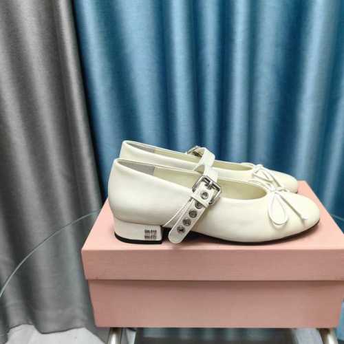 MIU MIU 经典限量版水钻蝴蝶结玛丽珍鞋 美美的水钻玛丽珍鞋，瞬间让你心情美美，满满的少女心，款式设计可爱优雅不乏美艳色彩，水钻简简单单又藏着小心机，优雅大