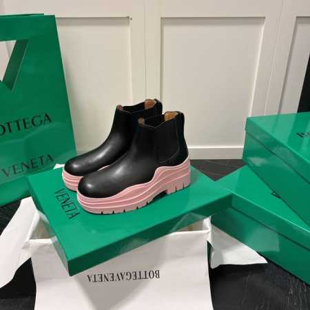 橙子出厂价 BOTTEGA VENETA 秋冬经典款短靴 BV厚底低筒靴 切尔西靴 真正的经典 永不过时 葆爹穿搭 时尚最前沿 跟高：5.5CM 码数：35-4 - 点击图像关闭