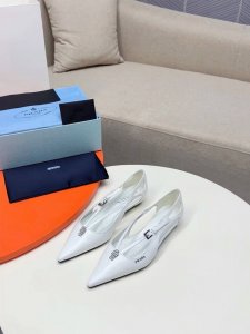 PRADA 普拉达 早春 走秀款女鞋 尖头粗跟专柜走秀款！ 出厂价 _____________________鞋面：进口真丝 牛皮 ───── 内里：羊皮 ──